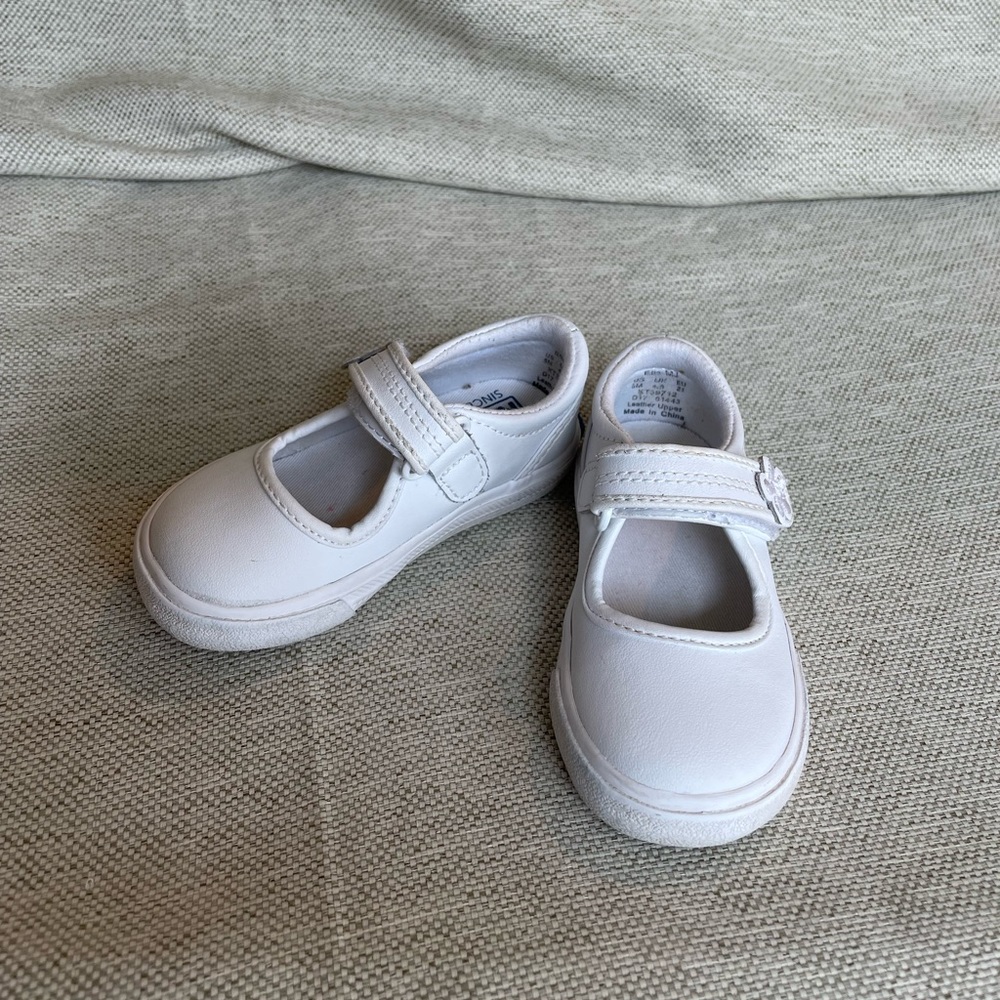 EUC Mary Jane Keds shoes, size 5.
